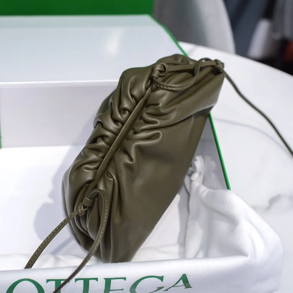 Batch 1120 Bottega Veneta cloud bag ☁️POUCH series Original plain calfskin, super low-key and eye-catching, soft and casual. Major internet celebrity bloggers are crazy about calling it fashionable and classy, ​​lazy and intellectual. Small size: 23*13*7 (small cloud plain) dark green